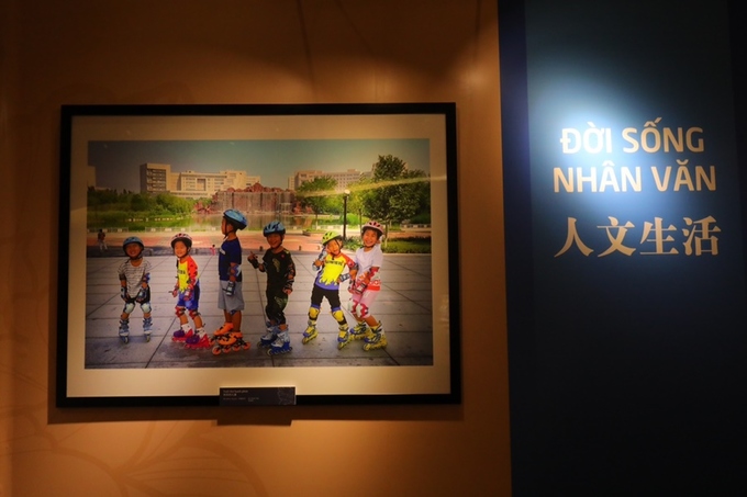 Lãnh đạo Việt Nam - Trung Quốc thăm triển lãm ảnh tại Hà Nội